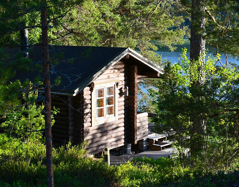 Kesämökki järven rannalla